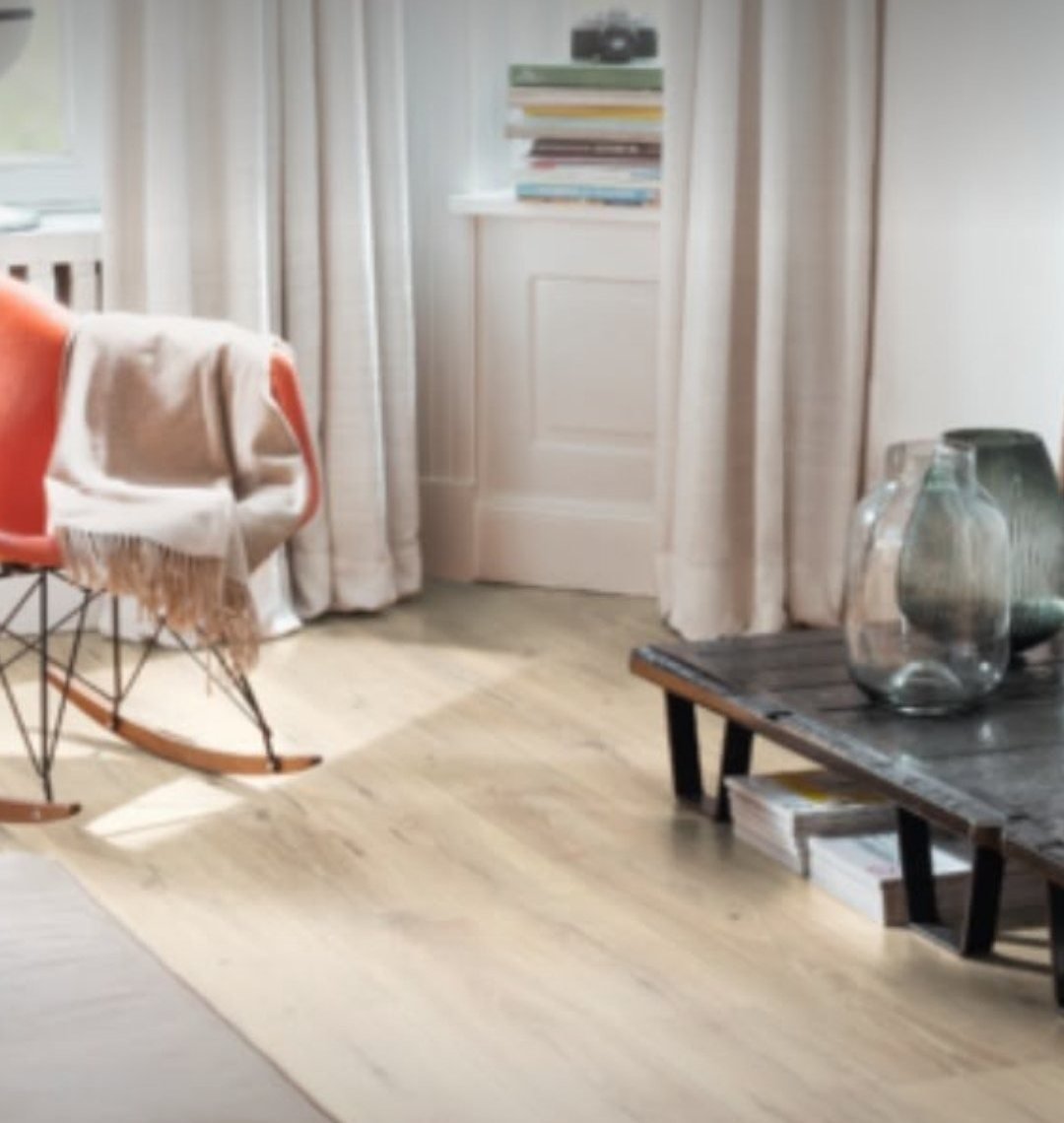 Séjour avec parquet EGGER Chêne Melba beige EL2416, version Aqua