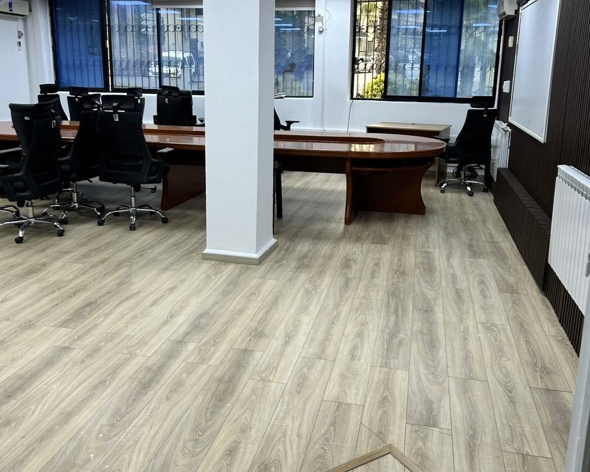 Réalisation : plateau de bureaux avec parquet stratifié EGGER