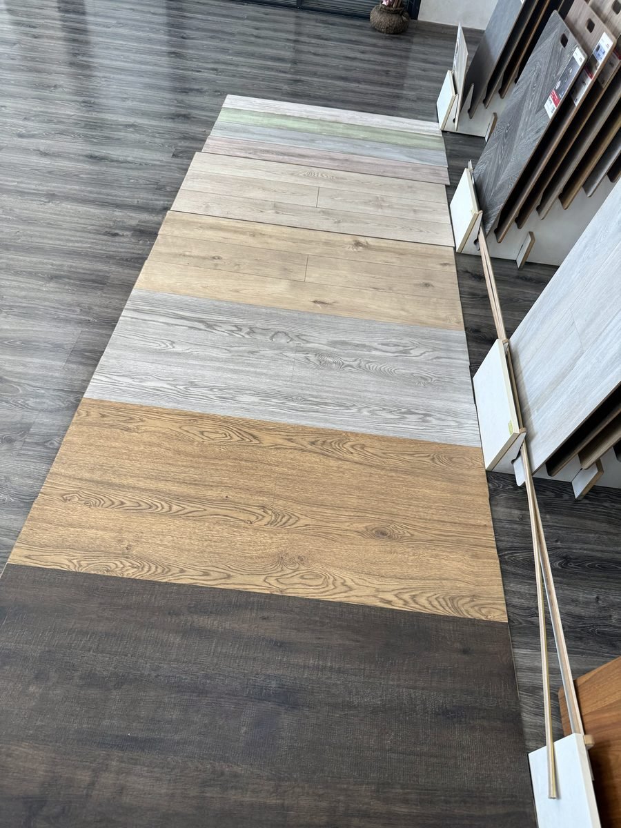 Les décors EGGER posés au sol, côte à côte, au showroom